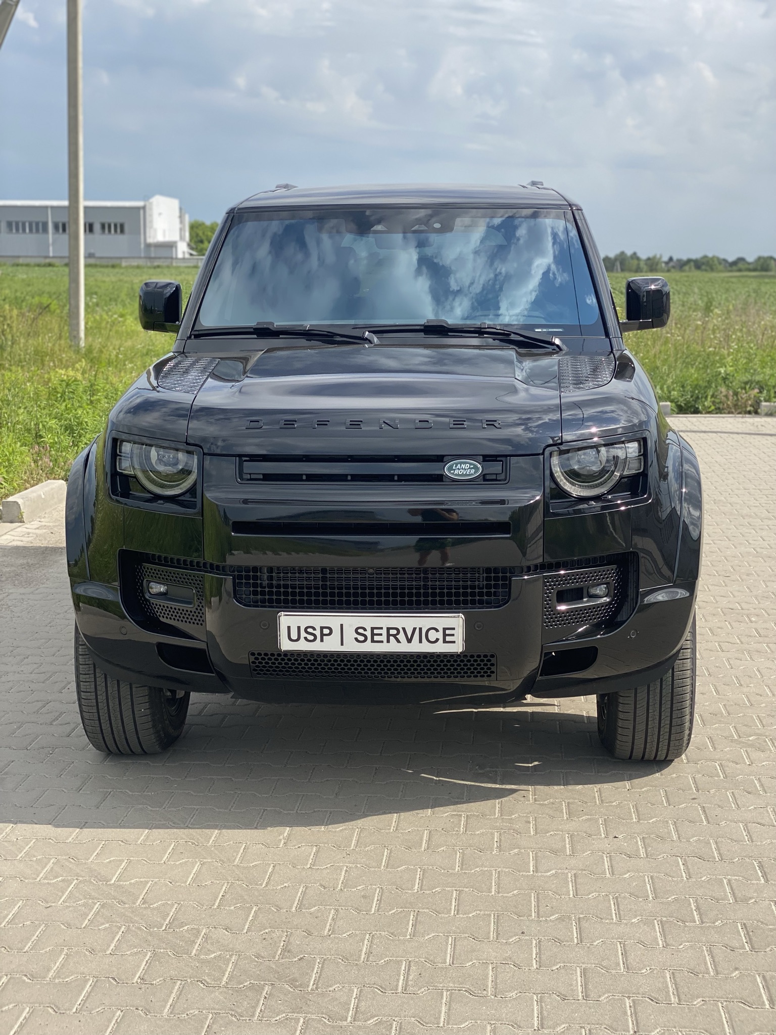 ���������� ��������� ������� �� ������ Land Rover Defender  � ���� Candy Red